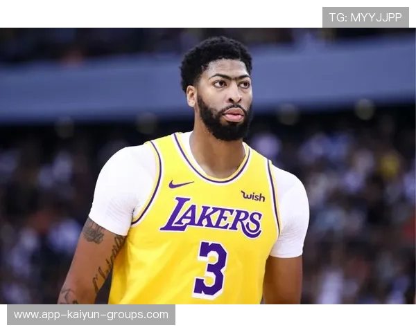 戴维斯单场37篮板创纪录:震撼全场的篮球巨星